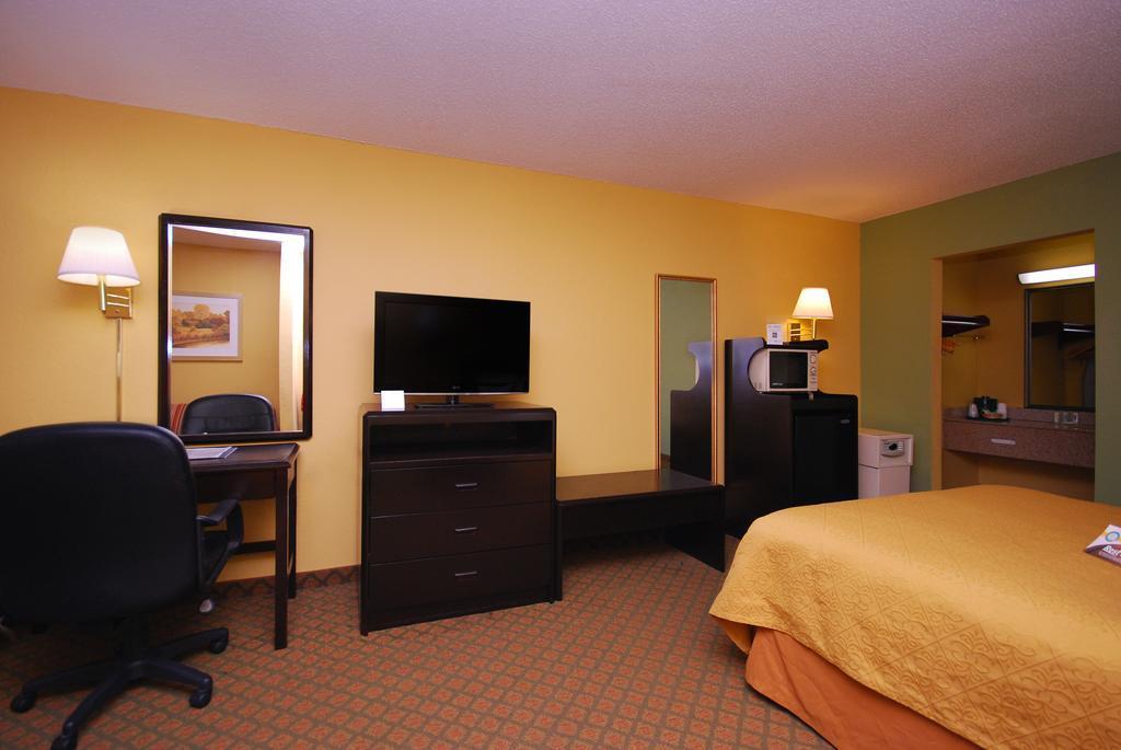 Quality Inn & Suites Orlando Airport Exterior foto